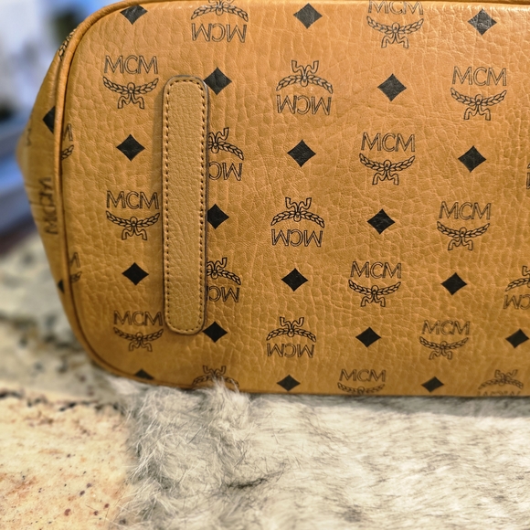 MCM Liz Large Reversible Shopper Tote With Matching Zip Pouch - Picture 6 of 11